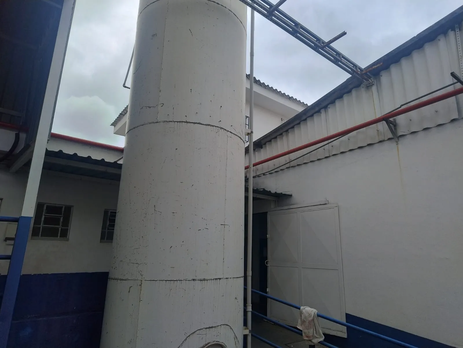 Análise de extintores de incêndio e sinalização de emergência